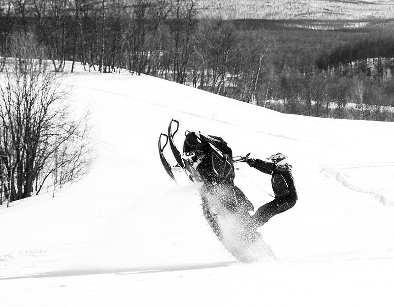 4P Trailers skoteråkare stegrar i snön svartvitt