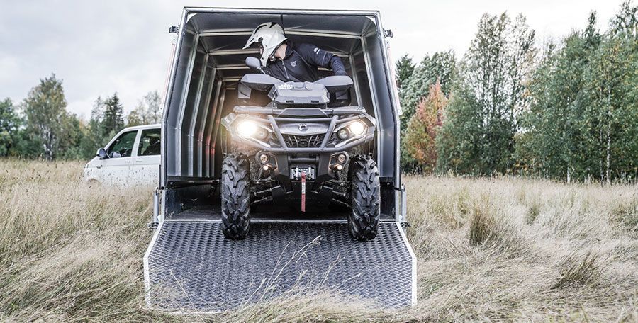 Avlasning fyrhjuling från 4P släpvagn med hel bakgavel